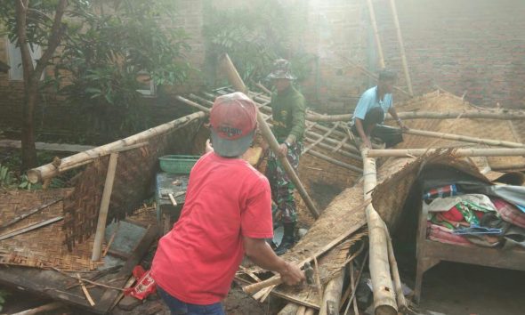 Prajurit Yonif Mekanis Raider 413 Kostrad Gotong Royong Bersihkan Puing