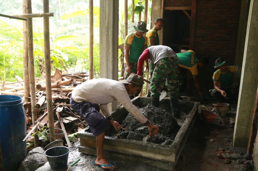 Melalui Karya Bhakti Prajurit Yonif Mekanis Raider Divif Kostrad