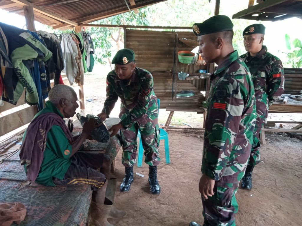 Ringankan Beban Satgas Yonif Mekanis Raider Divif Kostrad Bantu