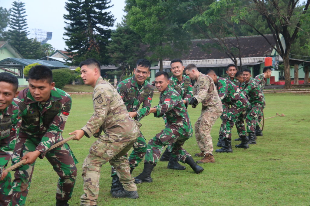 Serunya Lomba Tarik Tambang Tentara Amerika Dan Prajurit Yonif Mekanis